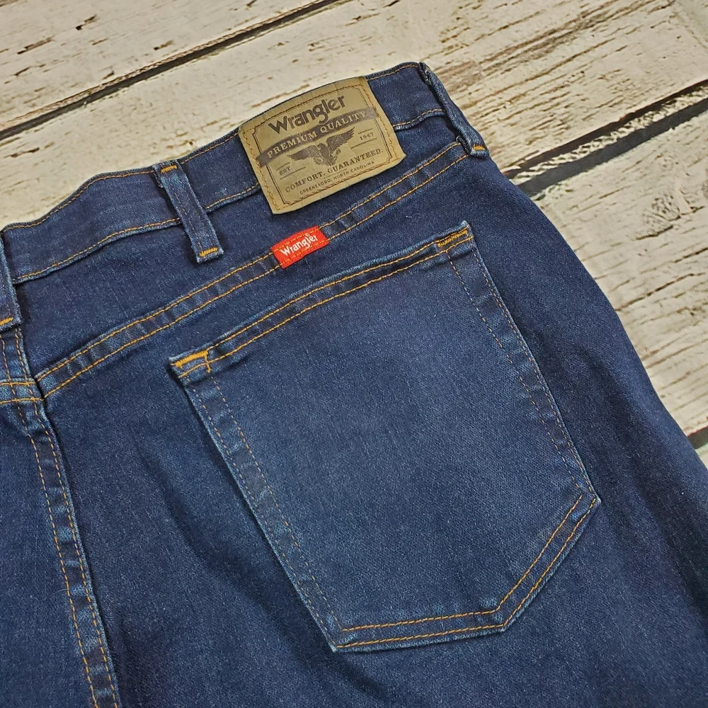 NWT wrangler regular fit mens jeans. Performance series. Size 40/25